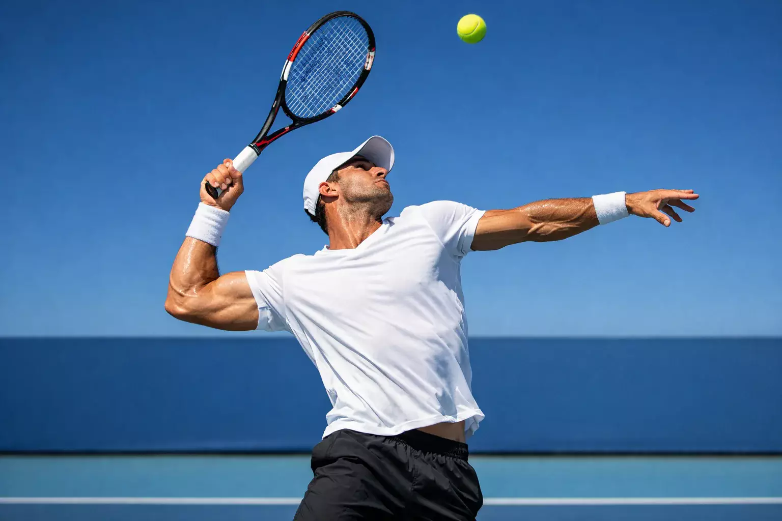 Tenista ejecutando un saque potente con movimiento dinámico