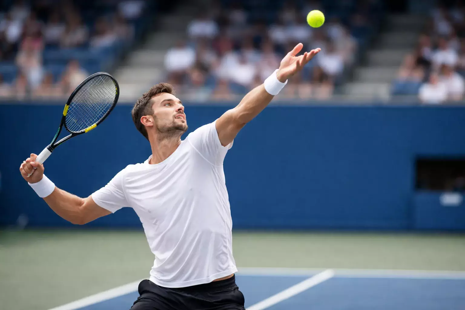 Tenista preparando el saque en torneo profesional